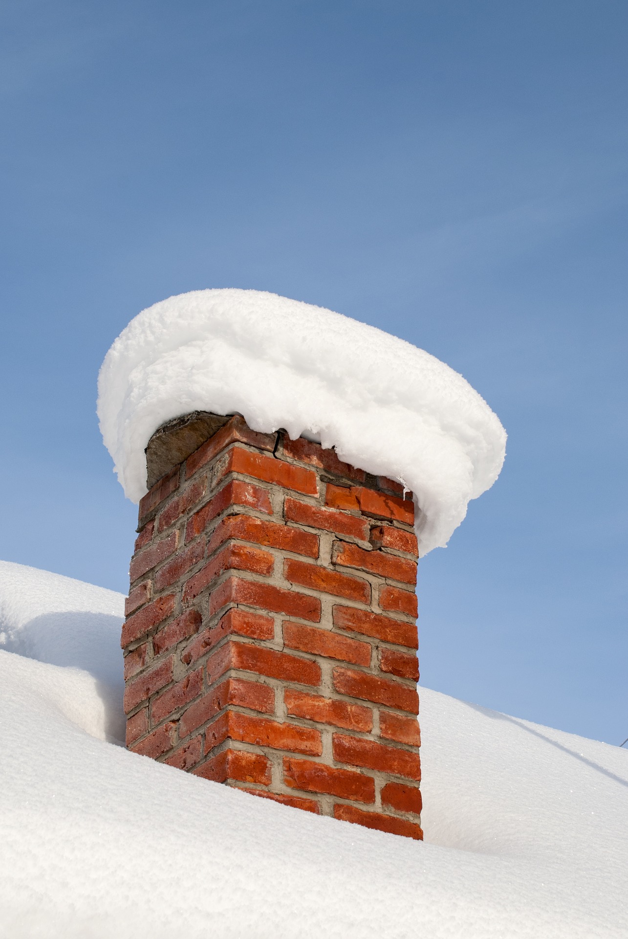 https://pixabay.com/photos/winter-sky-snow-outside-chimney-3285527/